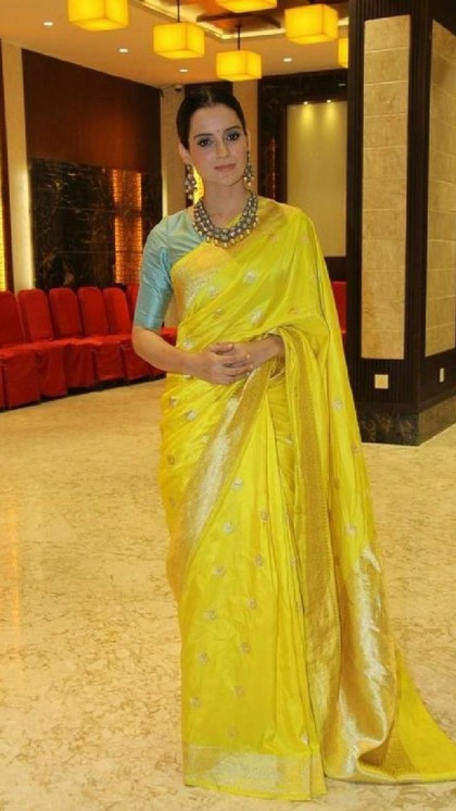 <p>Chiffon Silk Saree का पीला रंग वाकई कंगना पर खूब जंच रहा है। आप भी पूजा के दिन येलो रंग की Chiffon Silk Saree कॉन्ट्रॉस्ट कलर ब्लाउज के साथ पहन सकती हैं। </p>

