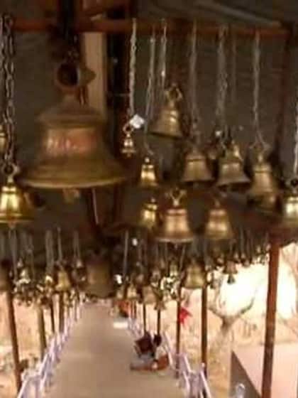 <p>मां मुंडेश्वरी मंदिर कैमूर पर्वत की पवरा पहाड़ी पर 608 फीट ऊंचाई पर स्थित है। इस मंदिर की खास बात ये है कि यहां लम्बे समय से पशु बलि की  परंपरा है। </p>
