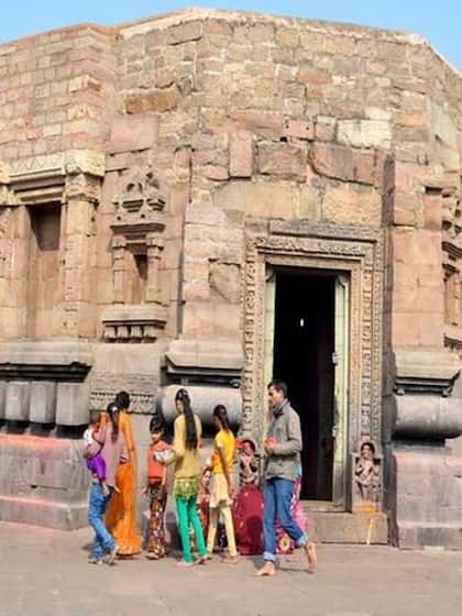<p>इस मंदिर में माता के सामने बलि के लिए बकरा लाया जाता है, लेकिन उसके प्राण नहीं लिए जाते। अब आप सोच रहे होंगे की बलि के बाद प्राण कैसे नहीं जाएंगे ?<br />
 </p>
