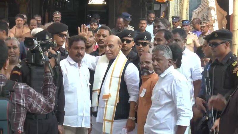 union defence minister rajnath singh did special darshan at meenakshi amman temple in madurai vel