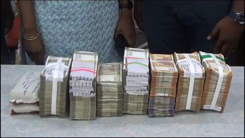 rs 27 lakhs seized by flying squad officers at hosur vel