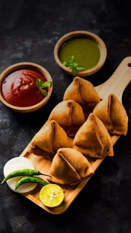 कैंटीन में बेचे जा रहे थे कंडोम वाले समोसे