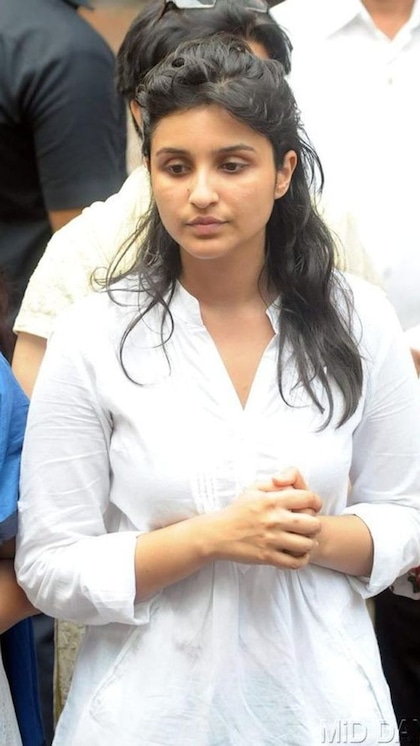 <p>बिना मेकअप के परिणीति चोपड़ा को पहनान पाना किसी टास्क से कम नहीं है। उनके फेस पर पिंपल्स और झुर्रियां साफ दिखाई दे रही हैंं,इसी से बचने के लिए वह मेकअप करती हैं।</p>

