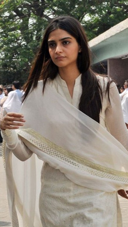 <p>बिना मेकअप के सोनम कपूर को पहचानना बेहद मुश्किल है। उनकी आंखों के नीचे बड़े-बड़े डार्क सर्किल है। जिसे छिपाने और मीडिया के सामने आने के लिए वह मेकअप का सहारा लेती हैं। </p>
