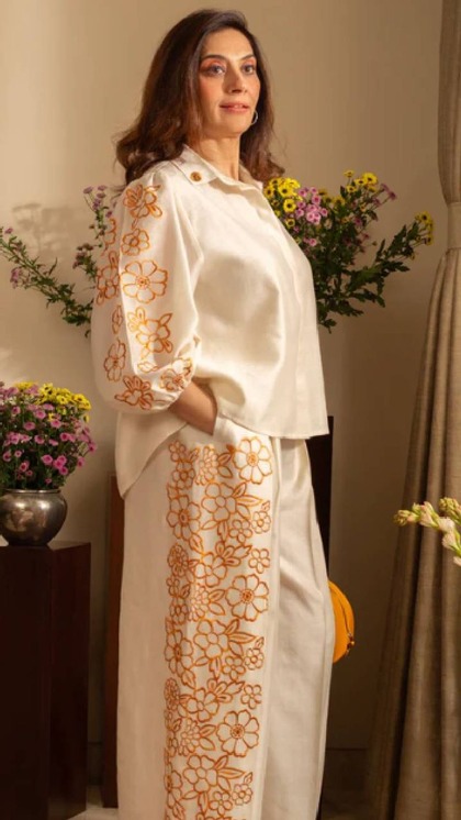 <p>चंदेरी Embroidered के साथ तैयार सिल्क इंडो वेस्टर्न co-ord सेट भी गर्मियों में खूब जचेंगे। आप इसे पार्टी लुक के लिए भी कैरी कर सकती हैं। <br />
 </p>
