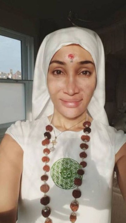 <p>बिग बॉस की  ex-contestant सोफिया हयात के चेहरे को तो प्लास्टिक सर्जरी ने मानों बिगाड़ ही दिया हो। लिप को करेक्ट कराने के चक्कर में उनके चेहरे की काया बदल गई।<br />
 </p>
