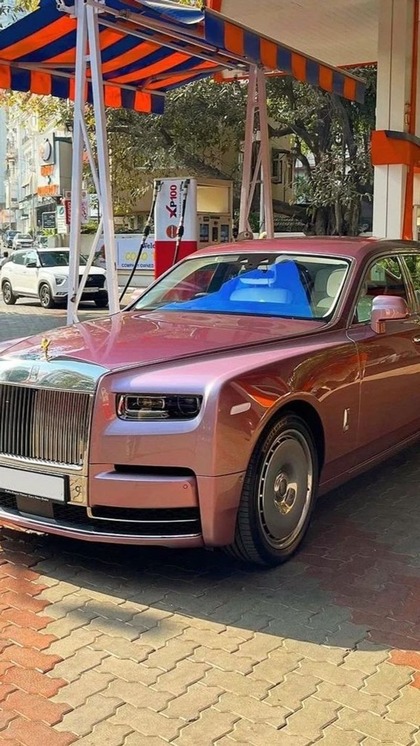 <p>नीता अंबानी की Rolls Royce को मुंबई की सड़कों पर देखा गया। इसे स्पेशल रोज कॉर्टेज पेंट में मंगवाया गया है। वही एक्सटीरियर हो या इंटीरियर ये कार अल्ट्रा लग्जरी है। </p>
