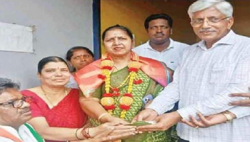 Woman Donate Gruha Lakshmi Scheme Money to Congress Candidate Jayaprakash Hegde grg 