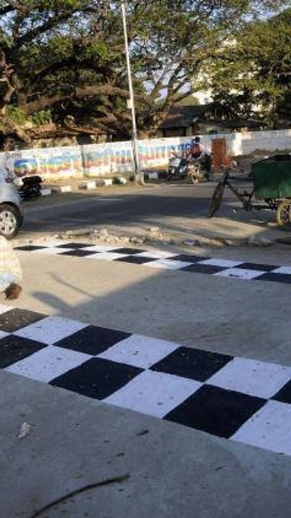 <p>गाड़ियों की रफ्तार पर कंट्रोल करने के लिए व्यस्त और भीड़भाड़ वाली सड़कों पर स्पीड ब्रेकर बनाए जाते हैं। पहले बड़े स्पीड ब्रेकर होते थे, लेकिन अब जो स्पीड ब्रेकर सांकेतिक होते हैं। </p>

<p> </p>
