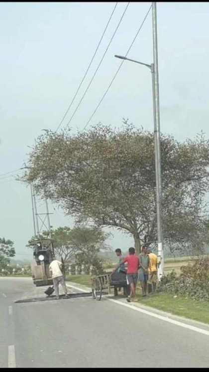<p>बड़े और ऊंचे स्पीड ब्रेकर से परेशान लोग जब भी उस गली या सड़क से निकलते हैं तो बनाने वाले को लगातार कोसते रहते हैं, हालांकि कुछ ही देर बाद इसे भूल जाते हैं।</p>

<p> </p>
