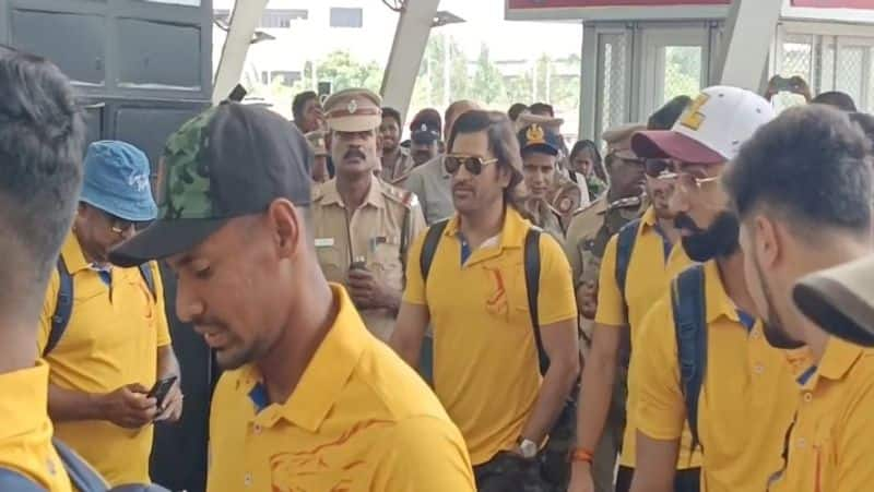 The video of the Chennai Super Kings team arriving at the Chennai airport to go to Mumbai to face the Mumbai team is going viral rsk