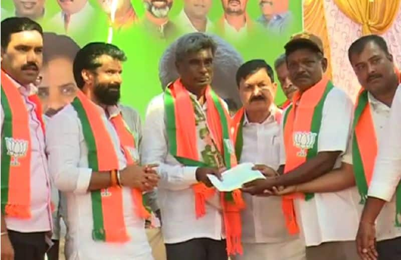 retired soldier donates money to Kota Srinivas Poojary for election expenses gvd