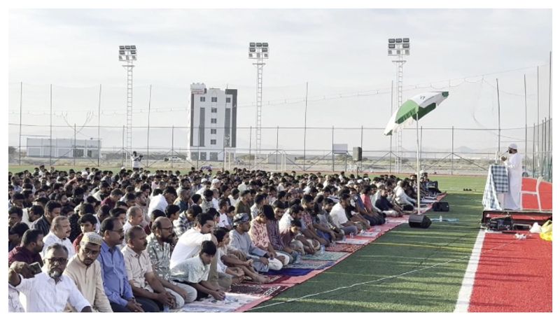 thousands of believers attended eid prayers in oman 