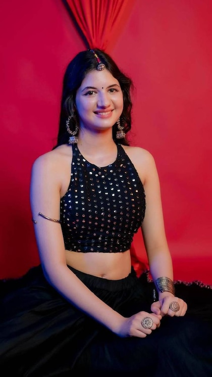 <p>कानों में बड़े राउंड ईयररिंग्स, मांग टीका और हॉल्टर नेक मिरर वर्क चोली के साथ लहंगा हर्षाली को हॉट लुक दे रहा है। आप ऐसे आउटफिट के साथ ऑक्सीडाइस्ड ज्वेलरी भी पहन सकती हैं। </p>

