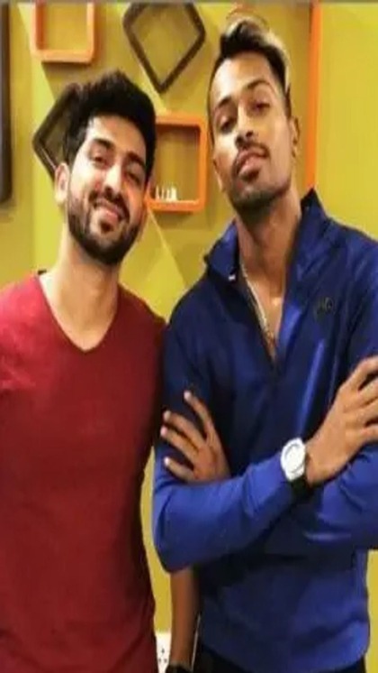 <p>टीम इंडिया के धुरंधर खिलाड़ी व मुंबई इंडियन्स के कैप्टन हार्दिक पंड्या के सितारे गर्दिश में चल रहे हैं। एक तरफ टीम हार रही है तो दूसरी तरफ सौतेले भाई ने करोड़ों का हेरफेर कर दिया।<br />
 </p>
