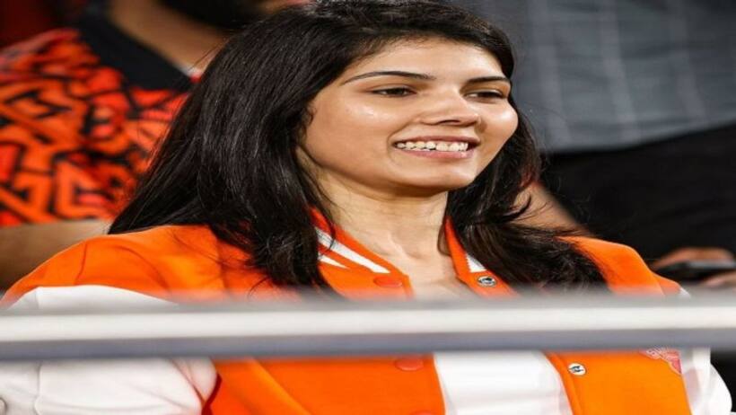 Sunrisers Hyderabad owner Kavya Maran's reaction to Bhuvneshwar Kumar's double wicket over (WATCH)