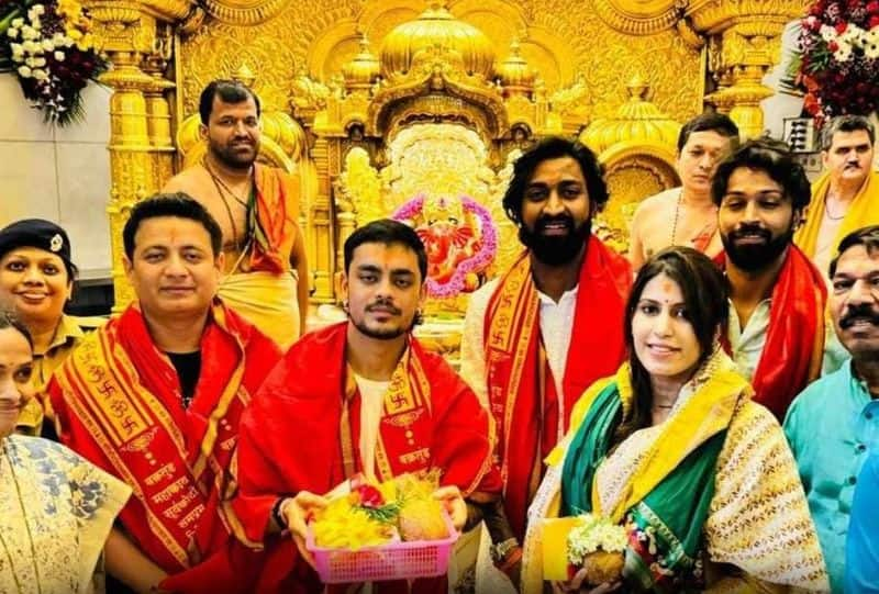 Hardik Pandya has visited SiddhiVinayak temple in Mumbai to pray for victory of Mumbai Indians rsk