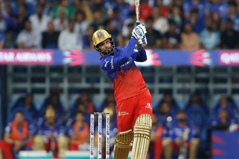 IPL 2024 Faf du Plessis Rajat Patidar help RCB to set 197 run Target to Mumbai Indian in Wankhede ckm