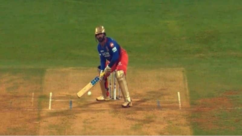 RCB Star Player Dinesh Karthik hit 4 Scoop shot in short third man and getting 4 boundaries in the same region rsk