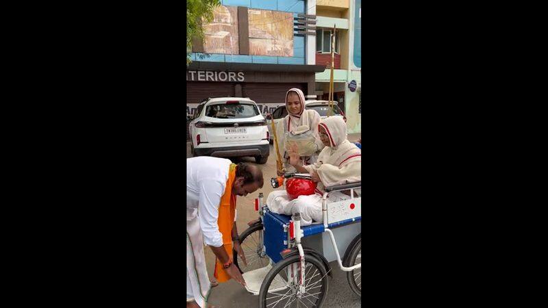 nilgiris bjp candidate l murugan gets blessings from Jain monk in mettupalayam vel