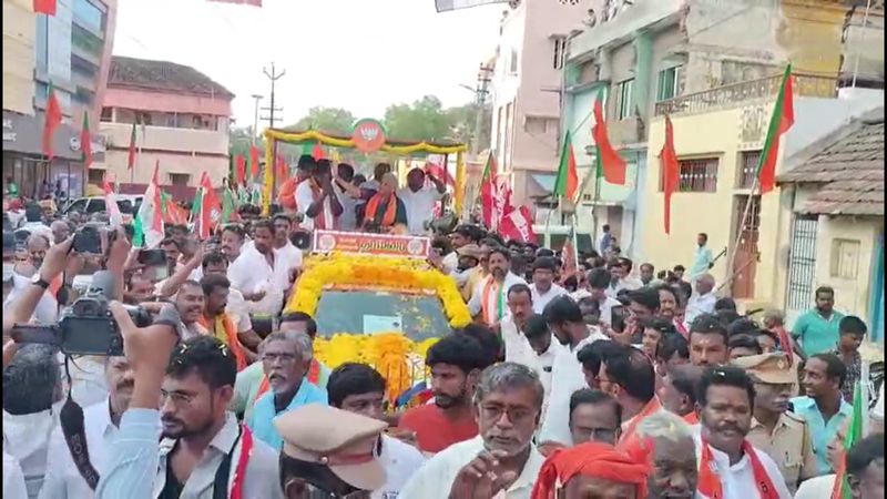 Union minister nirmala sitharaman participate roadshow for supporting bjp candidate karuppu muruganantham in thanjavur vel