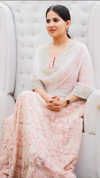 <p>गर्मियों में चिकनकरी सूट बेस्ट हैं। आप भी हैवी फैब्रिक पर जया किशोरी जैसा सूट सिलवा सकती हैं। उन्होंने रोज कलर में सूट पहना है। आप भी पेस्टल रंग चुनें आजकल ये ट्रेंड में हैं।</p>
