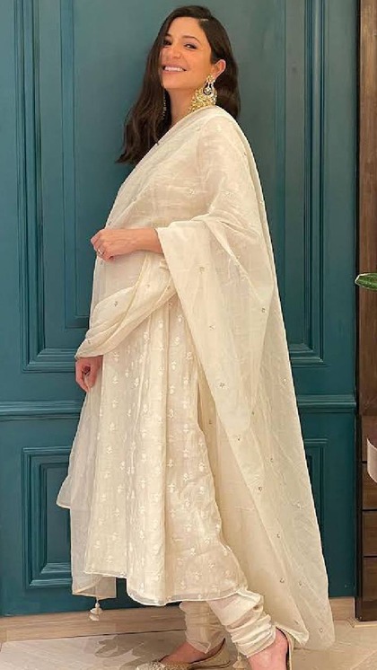 <p>अनुष्का शर्मा के Anarkali suit के साथ एम्ब्रॉइडरी बहुत खूबसूरत लग रही है। साथ में chaandbali earrings लुक को इनहेंस कर रहा है। </p>

