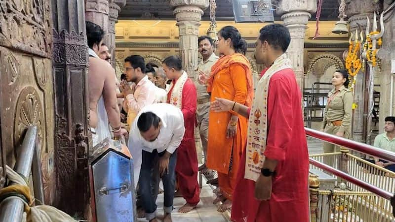 Cops in priest attire at kashi temple, Akhilesh Yadav rav