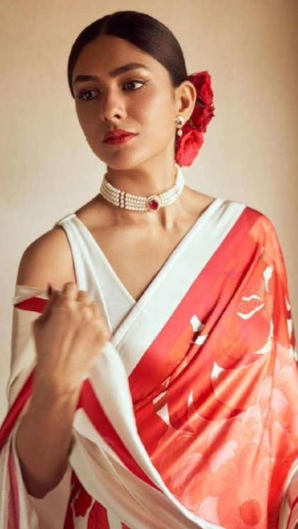 लगेंगी एकदम रॉयल महारानी, पहनें Mrunal Thakur की 8 लेटेस्ट साड़ियां