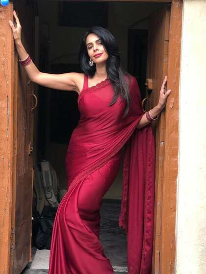 <p> मरून कलर की साड़ी के बॉर्डर पर सेम कलर की लेस लगी है। स्लीवलेस ब्लाउज लुक में हॉटनेस ऐड कर रहा है। समर्स में आप इस साड़ी को वार्डरोब में शामिल कर सकती हैं।</p>
