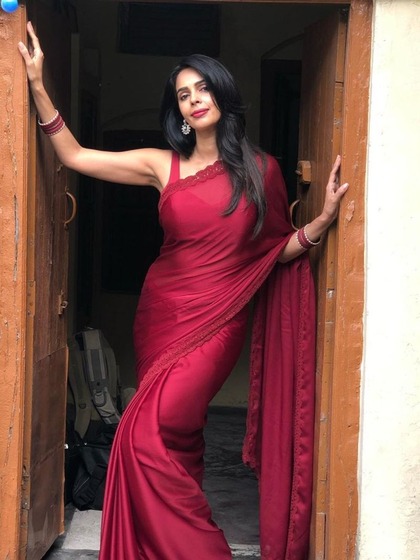 <p> मरून कलर की साड़ी के बॉर्डर पर सेम कलर की लेस लगी है। स्लीवलेस ब्लाउज लुक में हॉटनेस ऐड कर रहा है। समर्स में आप इस साड़ी को वार्डरोब में शामिल कर सकती हैं।</p>
