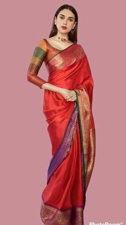 <p>साटन सिल्क हैंडलूम बनारसी साड़ियां कीमत में ज्यादा होती हैं लेकिन इनका रॉयल लुक फेस्विल में बेहद प्यारा लगता है। साथ में मल्टीकलर एम्ब्रॉइडरी ब्लाउज लुक को इनहेंस कर रहा है। </p>
