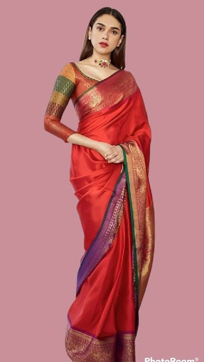 <p>साटन सिल्क हैंडलूम बनारसी साड़ियां कीमत में ज्यादा होती हैं लेकिन इनका रॉयल लुक फेस्विल में बेहद प्यारा लगता है। साथ में मल्टीकलर एम्ब्रॉइडरी ब्लाउज लुक को इनहेंस कर रहा है। </p>
