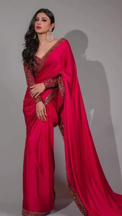 <p>इस प्लेन साड़ी के लुक को इनहेंस कर रहा है Sequins Embroidered फुल स्लीव्स ब्लाउज। आप ऐसी साड़ी के लुक को चांद बालियां पहन पूरा करें। </p>
