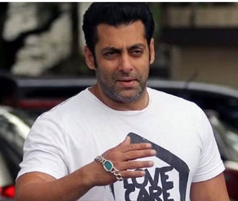 Gunshots heard near bollywood actor salman khan's Mumbai Bandra Home gan