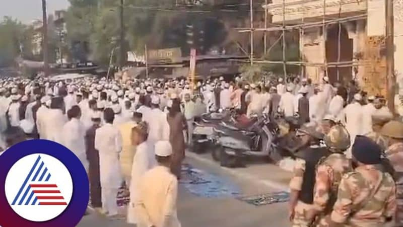 Over 200 Booked for Offering namaz n road in meerut at uttara pradesh rav 