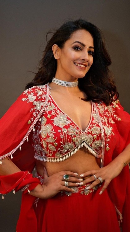 सिंपल साड़ी में जान फूंक देंगे शगुन के 8 Blouse Designs