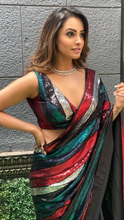 <p>शिमरी साड़ी के साथ एक्ट्रेस ने मैचिंग वी नेक ब्लाउज पेयर किया है। आप भी ऐसा ब्लाउज कंट्रास्ट-मैचिंग साड़ी संग पेयर कर सकती हैं। आउटफिट में पर्ल जूलरी चार चांद लगाएगी। </p>
