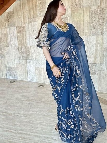 <p>नेवी ब्लू एम्ब्रॉइडरड साड़ी पर तमन्ना ने बेल स्लीव्स ब्लाउज पहना है। लाइट मेकअप के साथ तमन्ना ने गले में गोल्ड प्लेटेड हार पहना है।इस साड़ी के साथ सिल्वर ज्वेलरी भी सुंदर लगेगी। </p>
