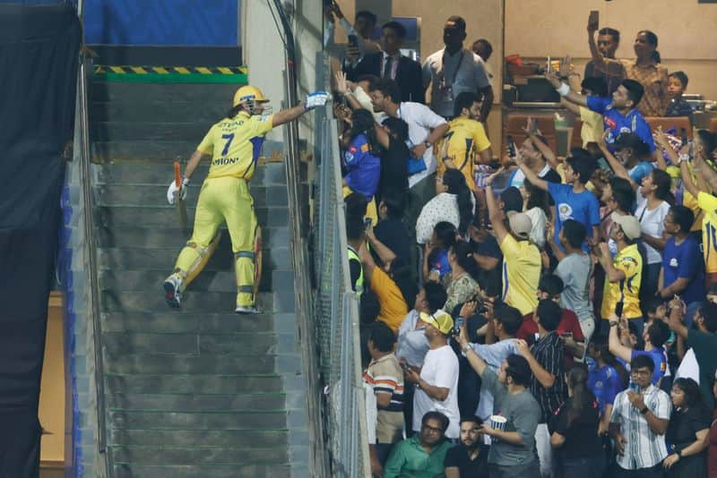 MS Dhoni gives ball back to fan after His 20 runs During MI vs CSK in 29th IPL Match at wankhede Stadium rsk