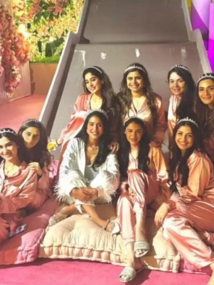 <p>दुल्हन बबने से पहले राधिका मर्चेंट सिंगल लाइफ का पूरा मजा उठाना चाहती हैं। सोशल मीडिया पर उनकी फोटो वायरल है जहां वह गर्ल गैंग के साथ ब्राइडल शॉवर पार्टी करते नजर आ रही हैं। </p>
