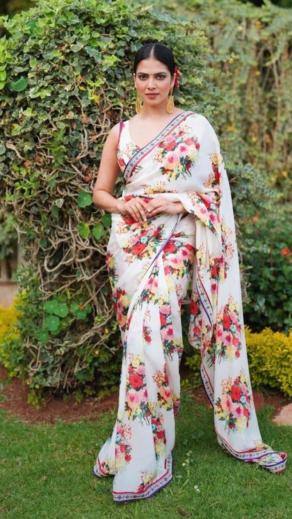 <p>साउथ एक्ट्रेस मालविका मोहनन व्हाइट फ्लोरल प्रिंट साड़ी में हसीन लग रही हैं। उन्होंने स्लीवलेस ब्लाउज-हैवी इयररिंग्स पहने हैं। आप हॉल्टरनेक ब्लाउज ऑक्सीडेंट जूलरी संग रिक्रिएट करें।</p>
