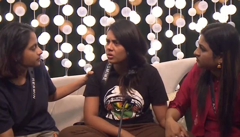 jasmin jaffar broke down in confession room in bigg boss malayalam season 6