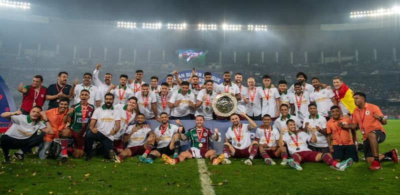 football ISL 2023-24: Over 61,000 fans of Mohun Bagan SG erupt after team bags maiden League Shield; WATCH viral video snt