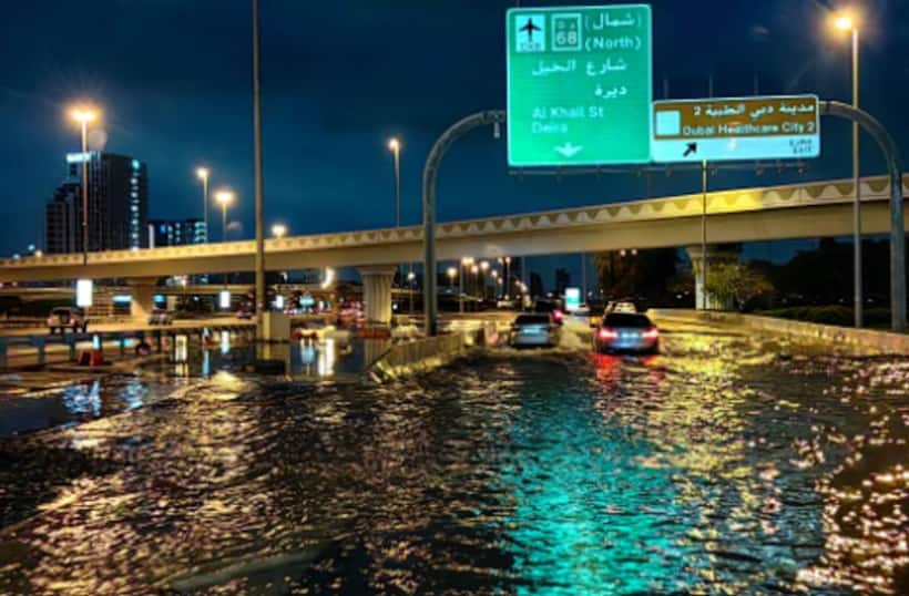 Dubai flooding: यूएई में भारी बारिश के बीच भारतीय वाणिज्य दूतावास ने जारी किए ये हेल्पलाइन नंबर 