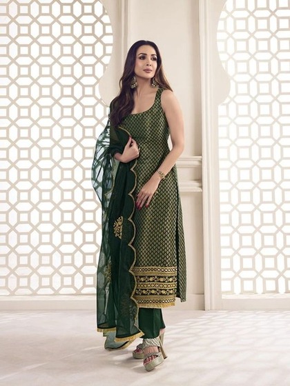 <p>गर्मियों के मौसम में स्लीवलेस कुर्ता सेट सुंदर लगता है। मलाइका के इस कुर्ता सेट को आप अपनी वॉर्डरोब में शामिल कर सकती हैं । इसके साथ ऑक्सिडाइज्ड इयररिंग बहुत ही शानदार लगेगी।</p>
