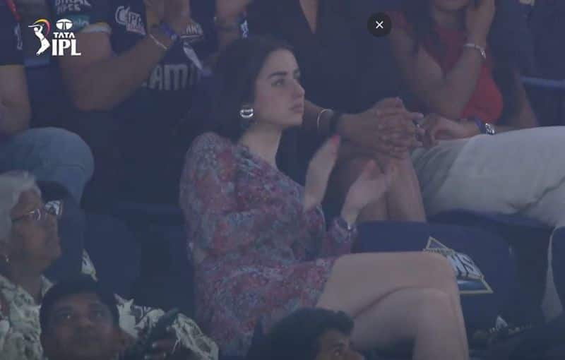 IPL 2024 Hollywood Ana De Armas lookalike Fan girl spotted during GT vs DC match ckm