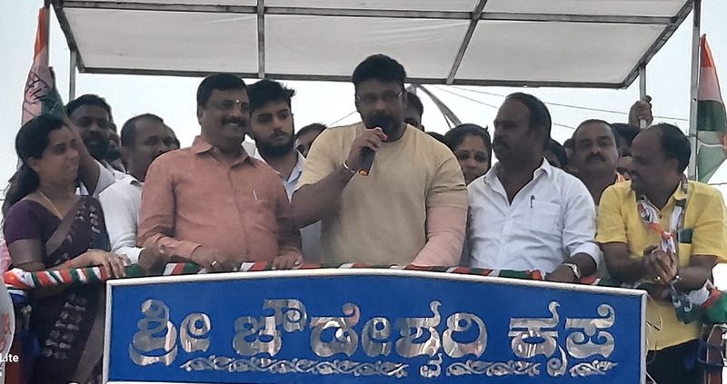 Lok Sabha Elections 2024 Actor Darshan campaigning for Star Chandru amidst the crowd gvd