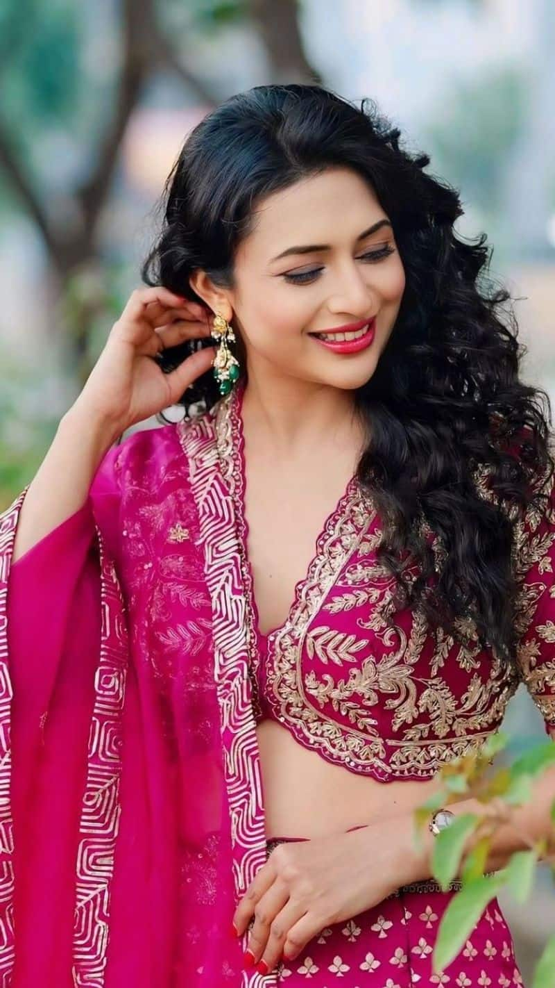 Divyanka Tripathi latest trendy Blouse Designs for women kxa  