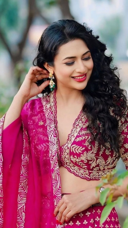 फिर से इश्क कर बैठेंगे पतिदेव,वियर करें Divyanka Tripathi के Blouse